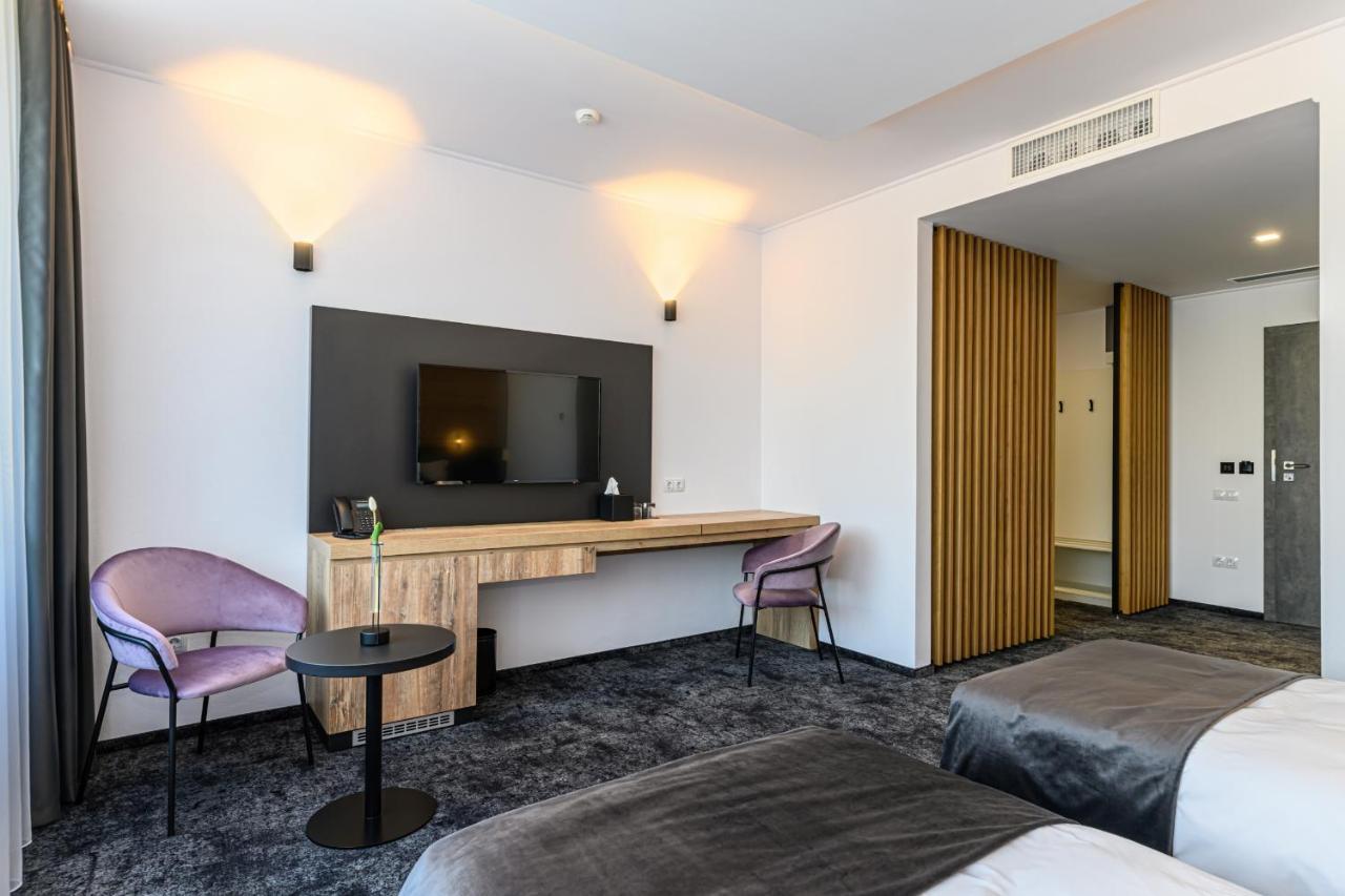 B The Hotel Sfantu Gheorghe  Ngoại thất bức ảnh