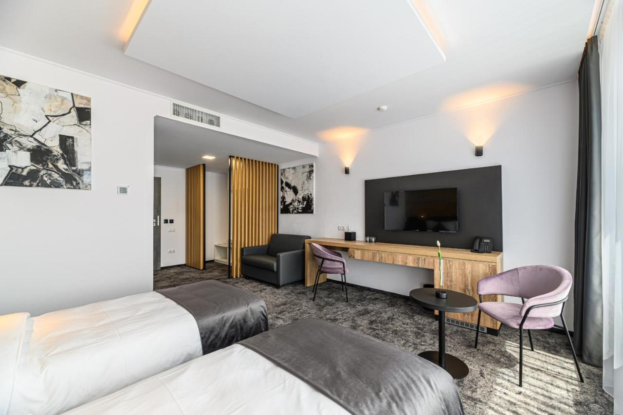 B The Hotel Sfantu Gheorghe  Ngoại thất bức ảnh