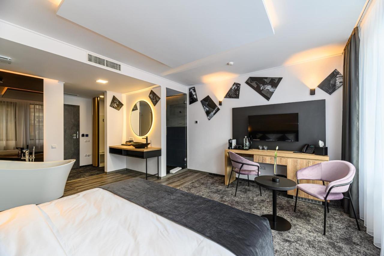 B The Hotel Sfantu Gheorghe  Ngoại thất bức ảnh