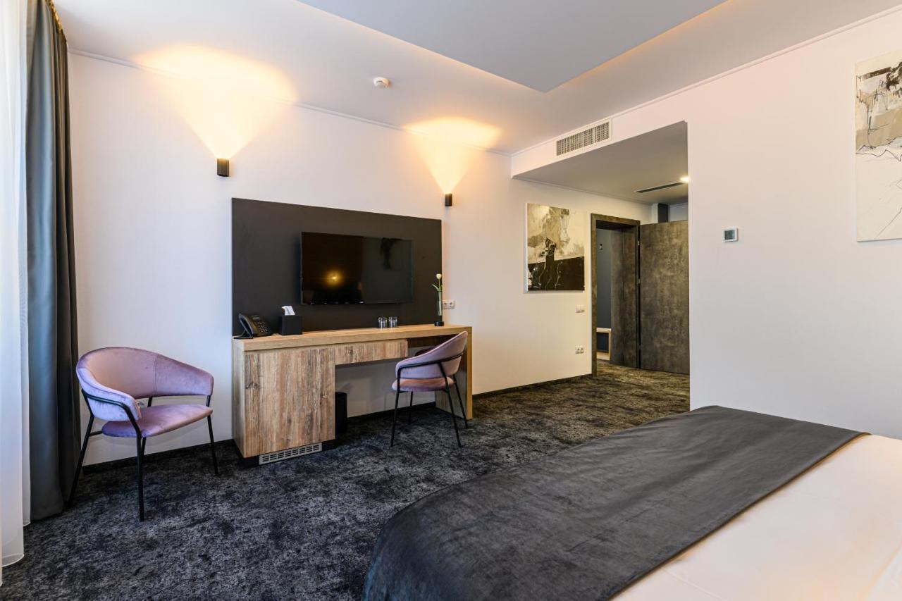 B The Hotel Sfantu Gheorghe  Ngoại thất bức ảnh