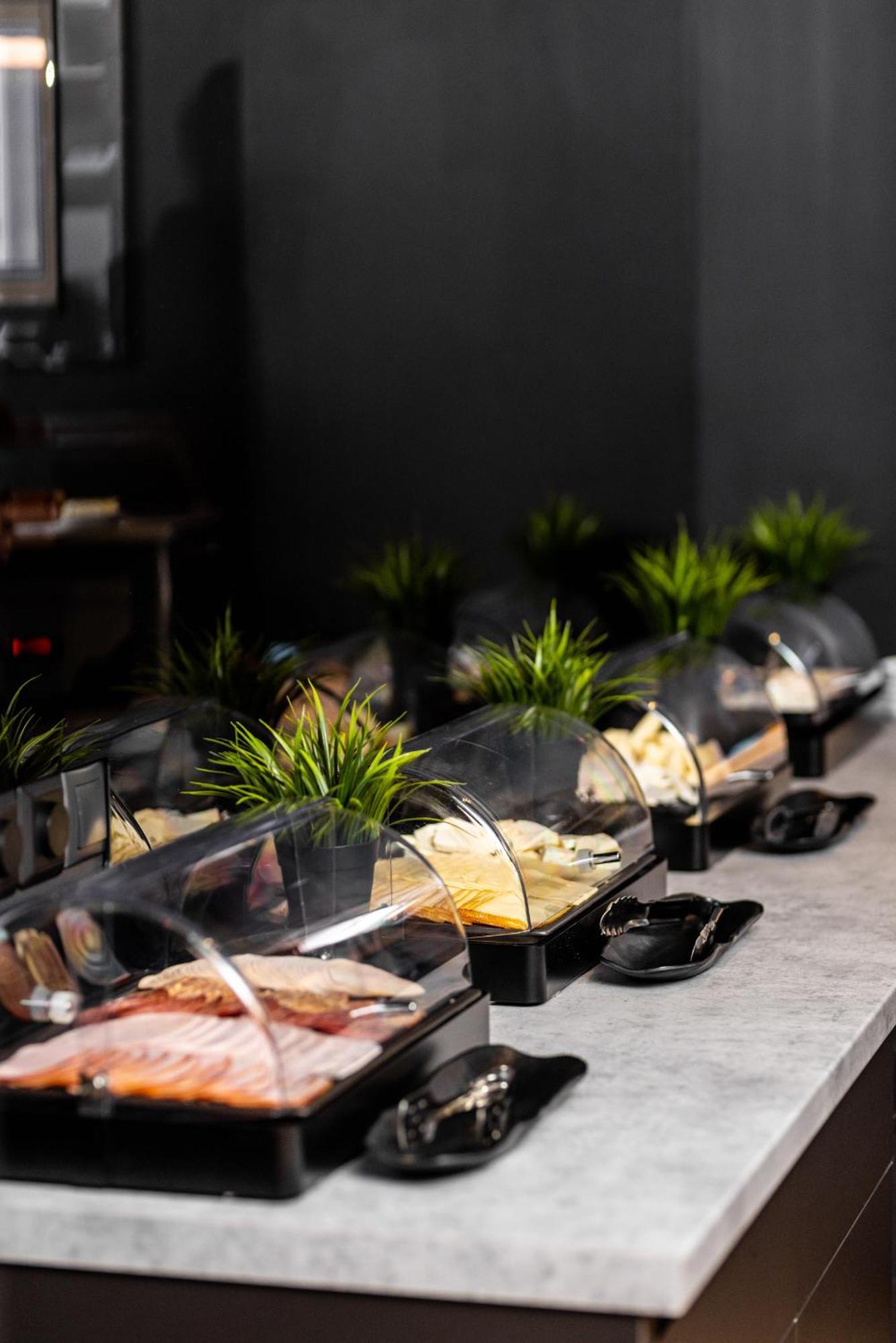 B The Hotel Sfantu Gheorghe  Ngoại thất bức ảnh